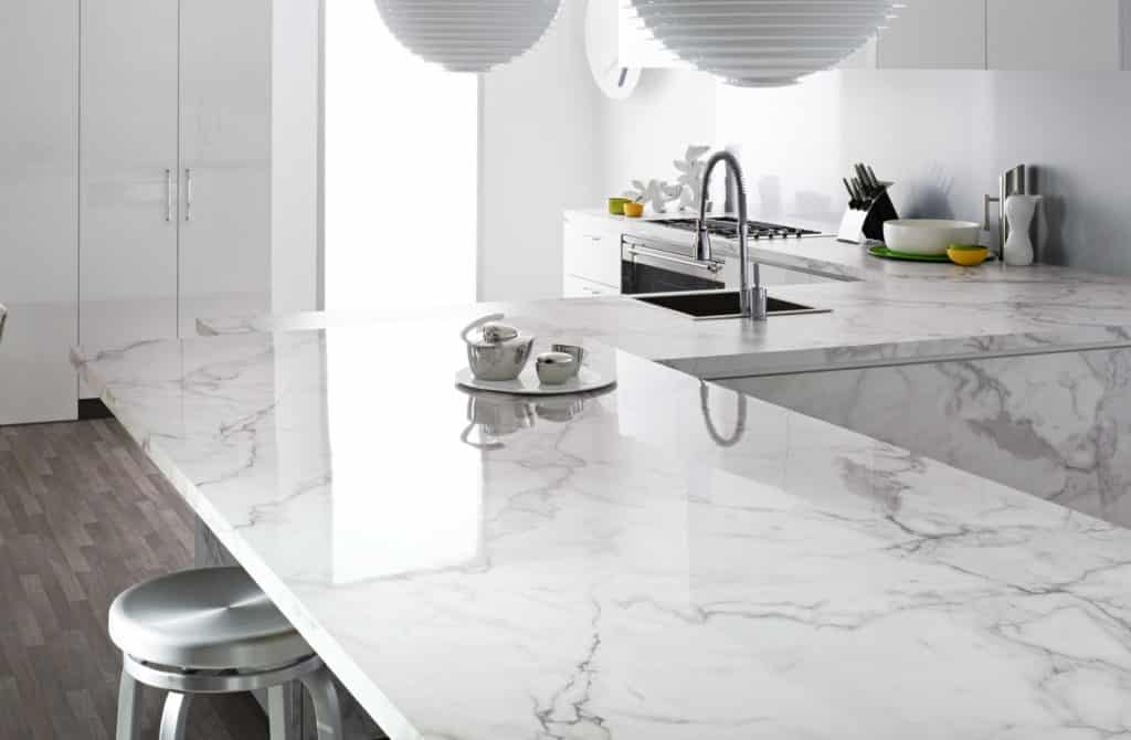 Kitchen with design based on white quartz simulating marble.